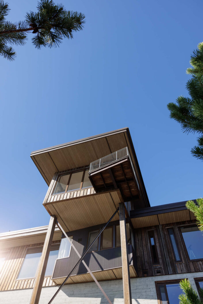 A photograph of the Lighthouse home built by Surfside Construction.